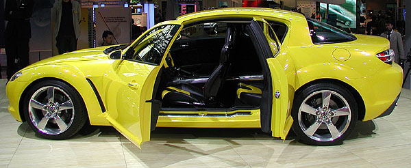 Mazda představila na letošním autosalonu v Ženevě konečnou výrobní verzi čtyřmístného super-sportovního coupe RX-8 (2)