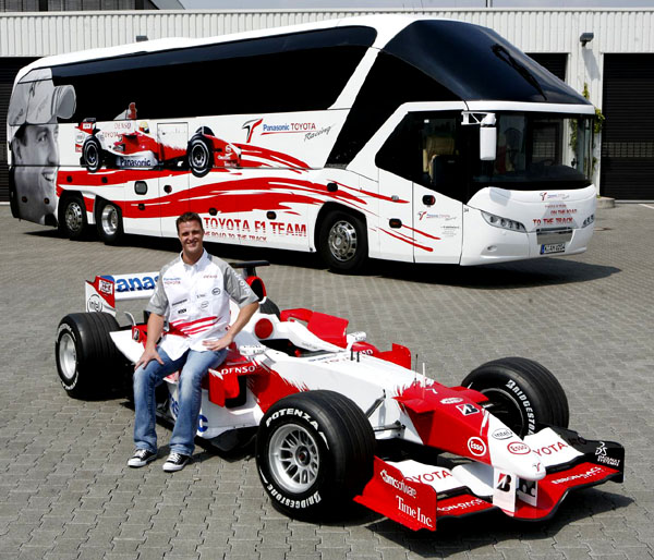 Autobus NEOPLAN pro tým Panasonic Toyota Racing