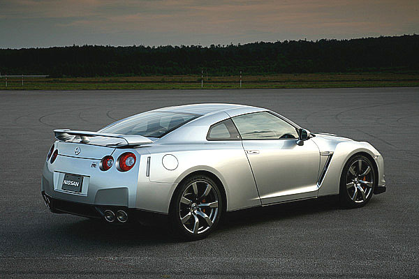 Velmi podrobně o supervozu 21. století –novém Nissanu GT-R s výkonem 353 kW (480 k)