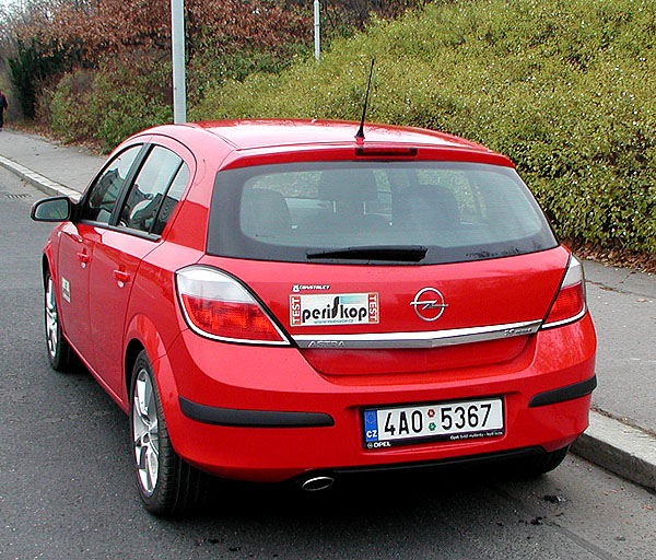 Opel Astra s výkonným benzinovým motorem 2,0 Turbo v testu redakce
