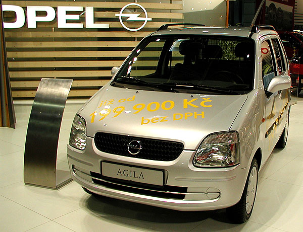 Opel na autosalonu užitkových a nákladních automobilů Autotec 2002 v Brně