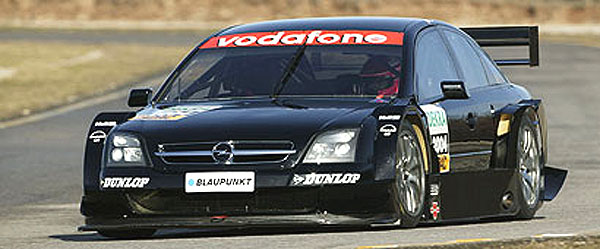 Opel zbrojí pro DTM 2004, které zahajuje 18. dubna na známém německém okruhu Hockenheimring