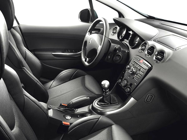 Značka Peugeot navazuje na označení a verze GTi a uvádí verzi 308 GTi, sportovní hatchback nové éry 