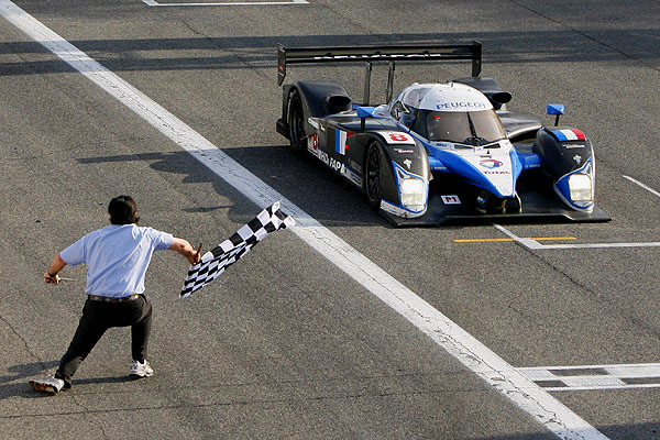 Peugeot na 24 hodin Le Mans obsadil druhé a třetí místo