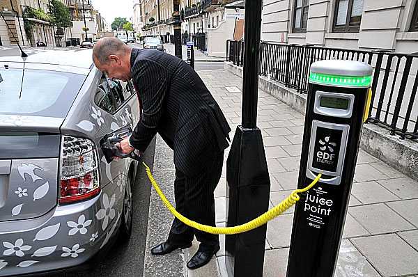 EDF Energy a Toyota se spojily k silničním testům prvního hybridního automobilu napájeného ze sítě (PHV) ve Velké Británii.