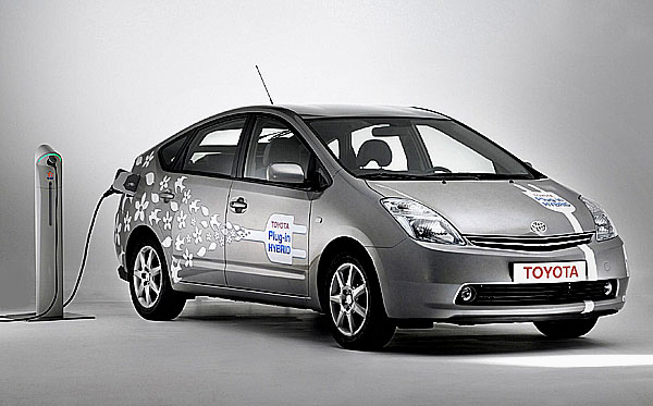 Na probíhajícím mezinárodním autosalónu v Detroitu Toyota oznámila, že chce do roku 2010 začít s prodejem hybridních vozů