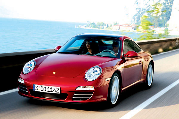 Porsche 911 Targa s modernizovanou pohonnou soustavou, skleněnou střechou a výklopnou zádí
