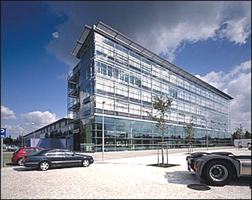 Nové prodejní a servisní centrum Mercedes-Benz v Praze 4 Chodově Daimlerově ulici otevřeno