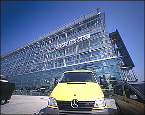 Nové prodejní a servisní centrum Mercedes-Benz v Praze 4 Chodově Daimlerově ulici otevřeno
