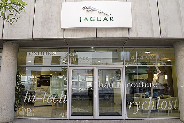 Vozy Land Rover a Jaguar v autosalonu na Radlické ulici v Praze 5