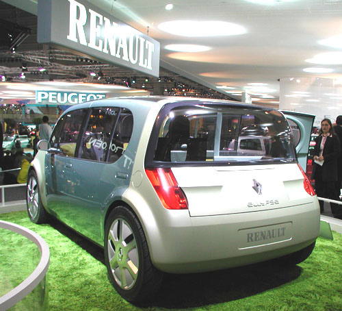 Projděme se spolu po expozicích Renault na autosalonu, který byl zahájen v Paříži před třemi dny – 28. září