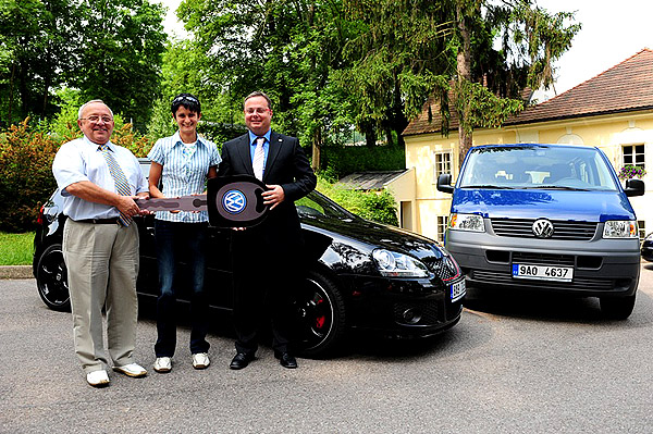 Martina Sáblíková převzala VW Golf GTI Edition 30 a pro svůj tým VW Transporter 2.5 TDI 4Motion