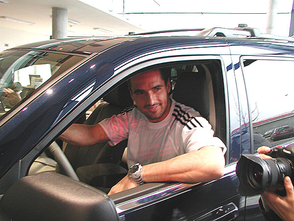 Olympijský vítěz a Sportovec roku 2005 Roman Šebrle převzal včera Jeep Grand Cherokee
