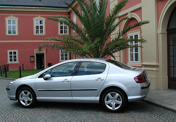 Nový Peugeot 407 ve verzi sedan na český trh 1. června 2004