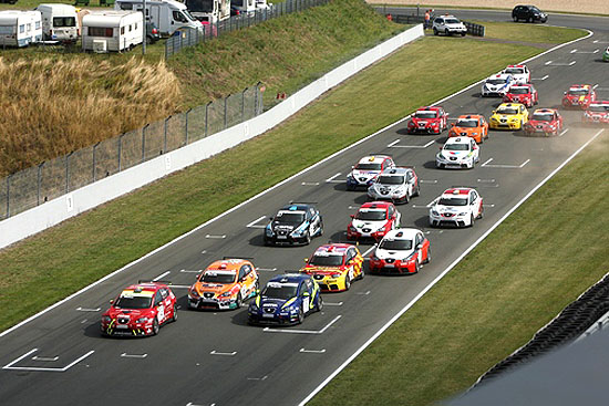 V SEAT Leon Eurocup 2008 Matějovský se SEAT Leonem na stupních vítězů