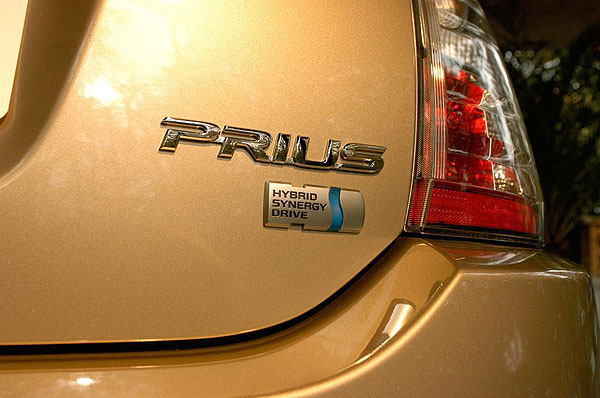Ministerstvo životního prostředí ČR zakoupilo hybridní Toyotu Prius, evropský Automobil roku 2005