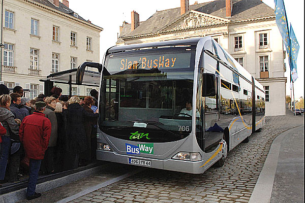 První vozidla Bus-Way na bázi kloubového autobusu Mercedes-Benz Citaro G jsou nyní v provozu ve francouzském velkoměstě Nantes