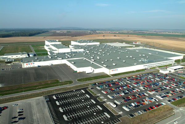 Toyota Peugeot Citroěn Automobile (TPCA) včera – 31. května 2005 oficiálně otevřel svůj závod v průmyslové zóně Kolín-Ovčáry