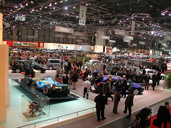 Autosalon v Ženevě byl pro návštěvníky otevřen včera 3. března 2005