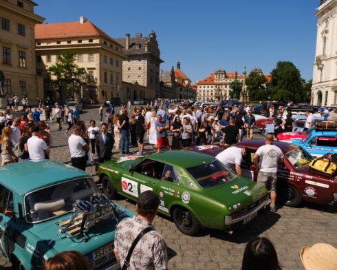 Autoperiskop.cz  – Výjimečný pohled na auta - Expedice už dorazila do Ósaky: Legendární Celica zvládla 14 000 km