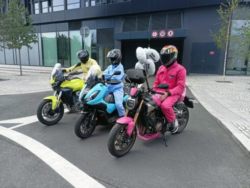 Autoperiskop.cz  – Výjimečný pohled na auta - Promiň, kámo, neviděl jsem tě! Tragické srážky aut s motorkáři jsou často důsledkem přehlédnutí