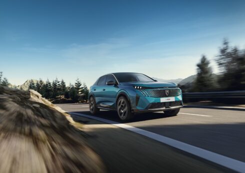 Autoperiskop.cz  – Výjimečný pohled na auta - Peugeot kompletuje elektrická SUV E-3008 a E-5008. Verze Dual Motor mají zaváděcí ceny