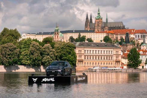 Autoperiskop.cz  – Výjimečný pohled na auta - CUPRA proměnila Vltavu v padelový kurt. A do Prahy přivezla i nový elektromobil Raval