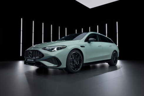 Autoperiskop.cz  – Výjimečný pohled na auta - Mercedes-AMG CLA 45 4MATIC+: 680 koní z elektromotorů. A přesto má připomínat spalovacího raracha