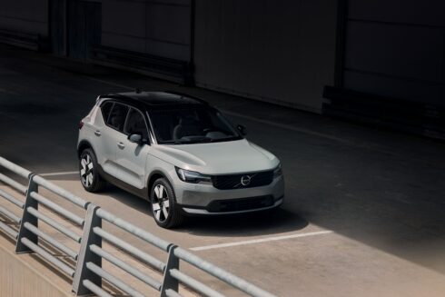 Autoperiskop.cz  – Výjimečný pohled na auta - Volvo modernizuje řadu 40. Dostala ostřejší vzhled, chytřejší elektroniku a nové radary