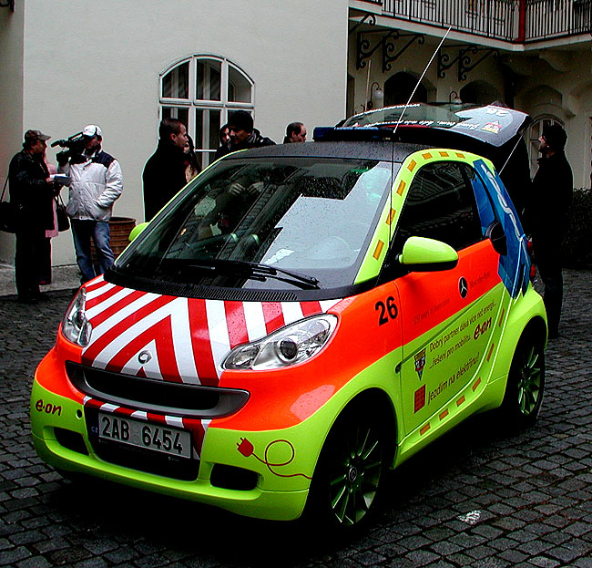 E.ON a Mercedes-Benz uvedli do provozu první elektromobil smart pro Zdravotnickou záchrannou službu Hlavního města Prahy