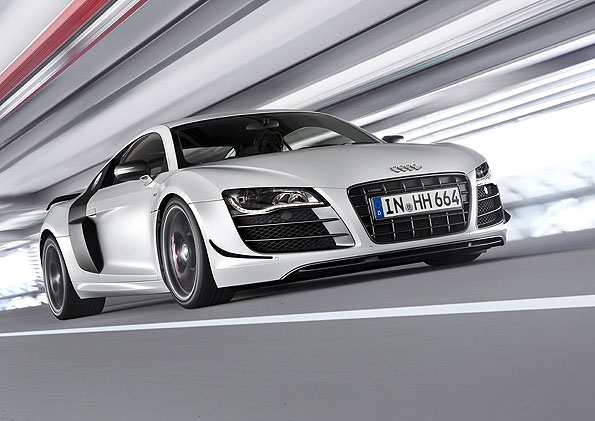 Audi R8 GT je „SportsCar roku 2011“ v kategorii „sériově vyráběných supersportovních vozů“.