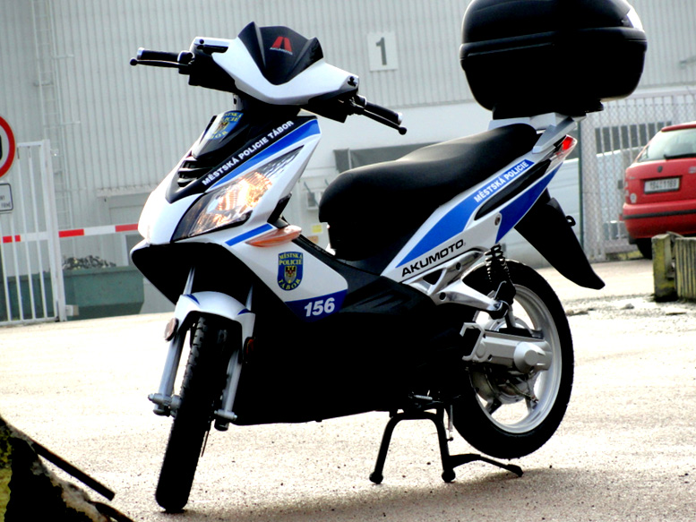 Městská policie v Neratovicích bude v rámci své služby využívat elektrické skútry Městská policie v Neratovicích bude v rámci své služby využívat elektrické skútry