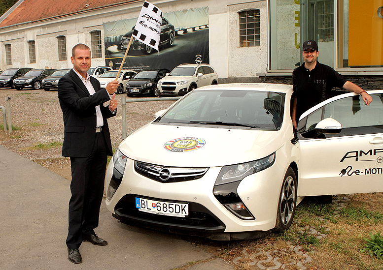 Opel Ampera v rámci AMPERA e-MOTION 2012 vyrazil k rekordní jízdě napříč republikou