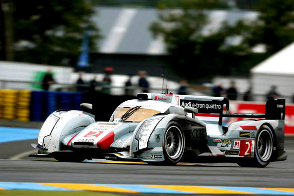 Značka Audi zvítězila v Le Mans podruhé v řadě se závodním vozem Audi R18 e-tron poháněným hybridní soustavou quattro