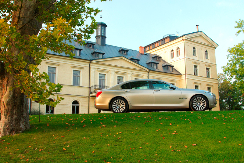 BMW kooperuje s Chateau Mcely: Prémiové vozy BMW na luxusním zámečku