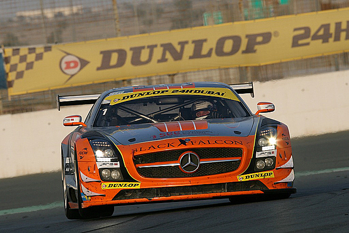Závod Dunlop 24 hodin v Dubaji ovládl po roce stejný závodní tým Mercedes-Benz Závod Dunlop 24 hodin v Dubaji ovládl po roce stejný závodní tým Mercedes-Benz