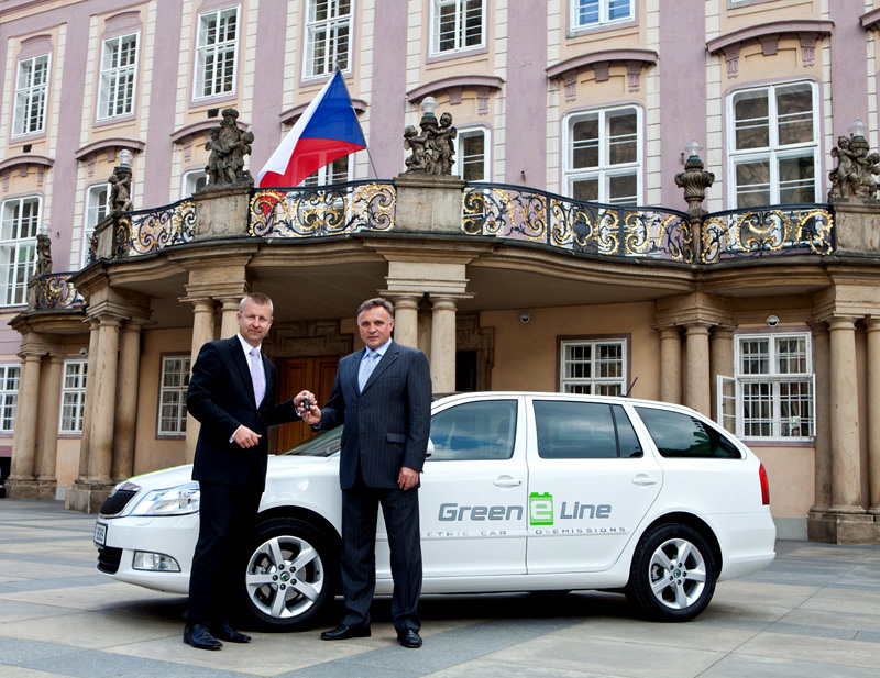 Elektrická Octavia jezdí na Pražském hradě