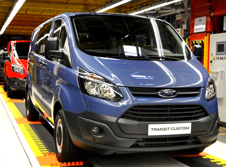 Z výrobní linky v tureckém Kocaeli včera vyjely dva nové užitkové modely značky Ford: Transit Custom a Tournea Custom