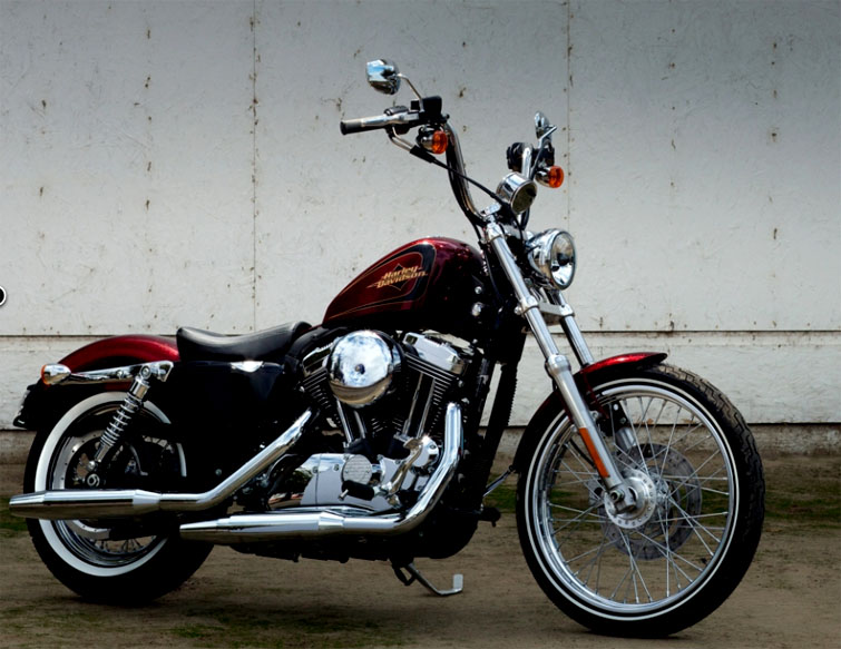 Harley-Davidson ® Sewenty-Two ™ ve štíhlém designu: nový úzký Sportster ® v zajímavé barvě Sparkling Metal Flake Harley-Davidson ® Sewenty-Two ™ ve štíhlém designu: nový úzký Sportster ® v zajímavé barvě Sparkling Metal Flake
