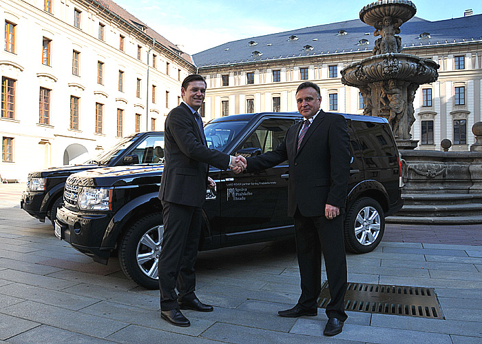 Značka Land Rover poskytne zdarma na dva roky čtyři vozy Správě Pražského hradu
