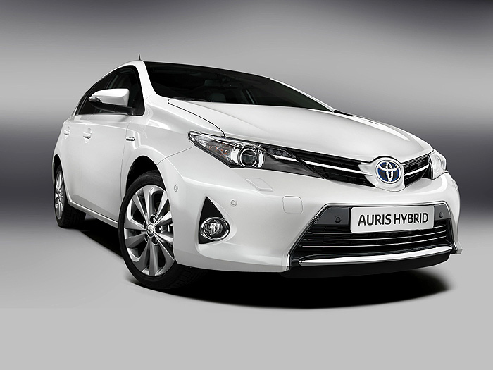 Nová Toyota Auris v evropské premiéře se zážehovým, vznětovým i hybridním pohonem 27. září na letošním Pařížském autosalonu 2012