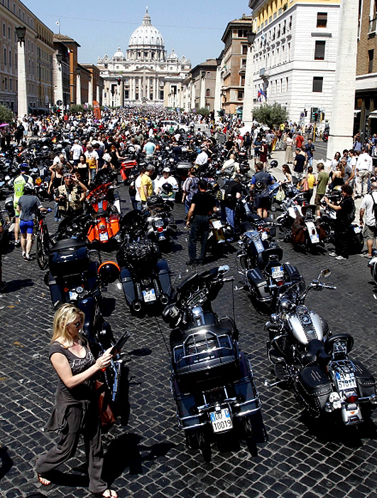 Za slavnostního řevu motorů požehnal v neděli ve Vatikánu papež František několika tisícům motocyklů i motorkářů Harley-Davidson. Za slavnostního řevu motorů požehnal v neděli ve Vatikánu papež František několika tisícům motocyklů i motorkářů Harley-Davidson.