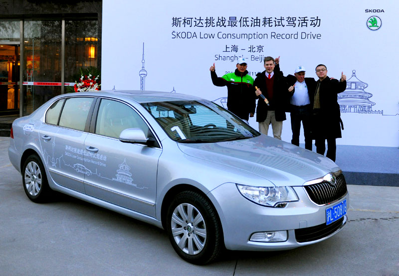 Vůz ŠKODA Superb 1.4 TSI DSG dosáhl výjimečného rekordu: z Šanghaje do Pekingu na méně než jednu nádrž