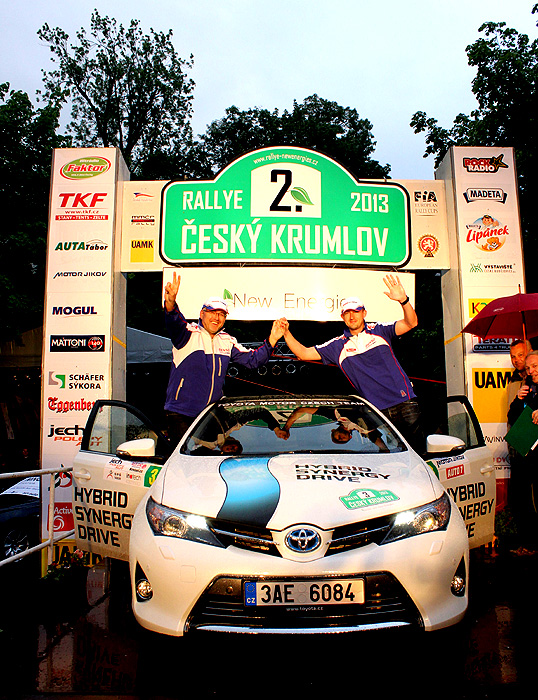 Toyota Auris Hybrid vítězně na 2. ročníku soutěže New Energies Rallye Český Krumlov 2013