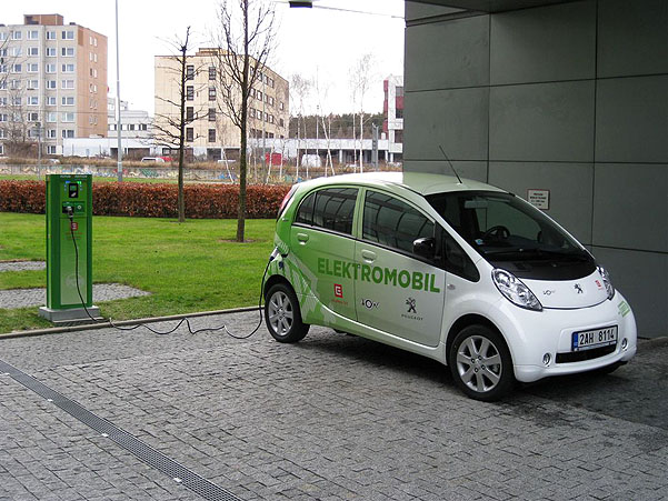Společnost ČEZ během jednoho měsíce otevřela 10 dobíjecích stanic pro elektromobily v České republice Společnost ČEZ během jednoho měsíce otevřela 10 dobíjecích stanic pro elektromobily v České republice