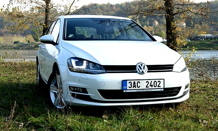 Volkswagen oslavil světovou premiéru nového Golfu 4. září 2012 v Berlíně a téhož měsíce na pařížském autosalonu