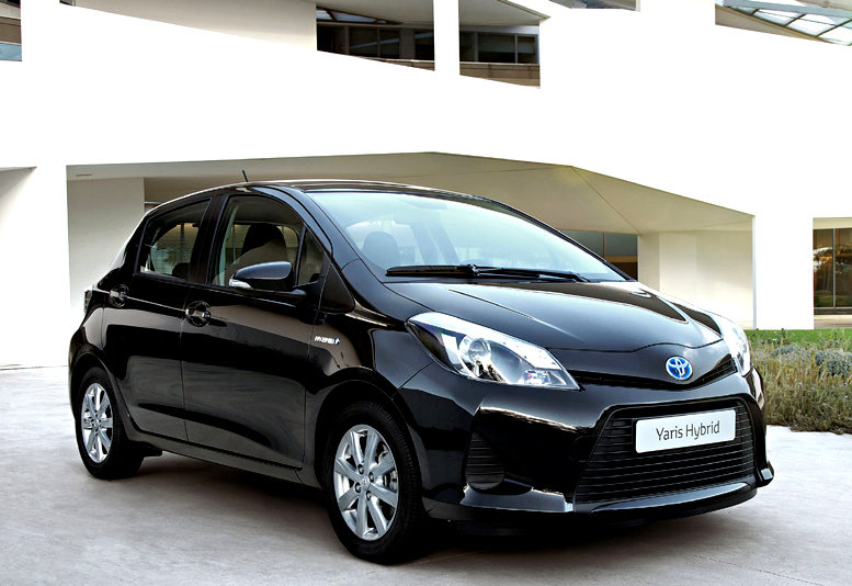 Toyota Yaris Hybrid, průkopník ve třídě malých vozů na ženevském autosalonu 2012 – v prodeji od května 2012