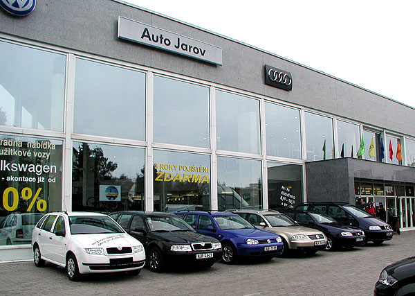 V roce 2002 si denně odváželo v průměru 16 nových majitelů nová i použitá auta z prodejen a autobazaru Auto Jarov, s.r.o. v Praze na Žižkově