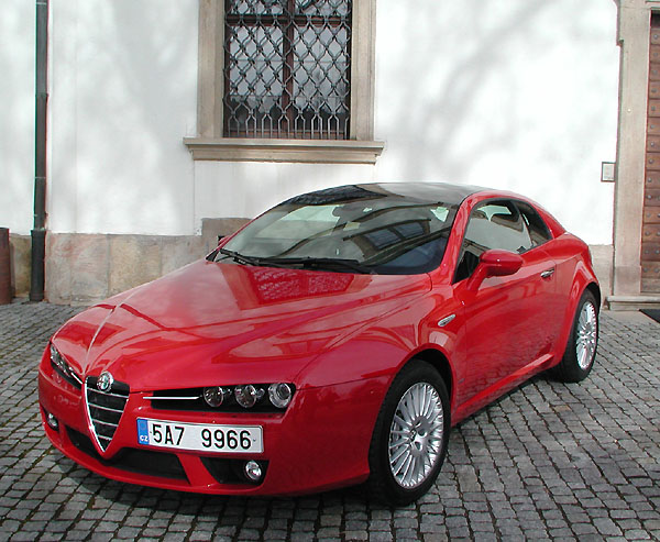 Za volantem nového prestižního coupé Alfa Brera uváděného do prodeje na našem trhu