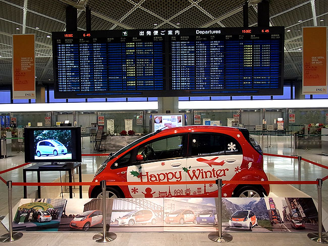 Elektrický vůz Mitsubishi i-MiEV je vystaven na letišti Narita
